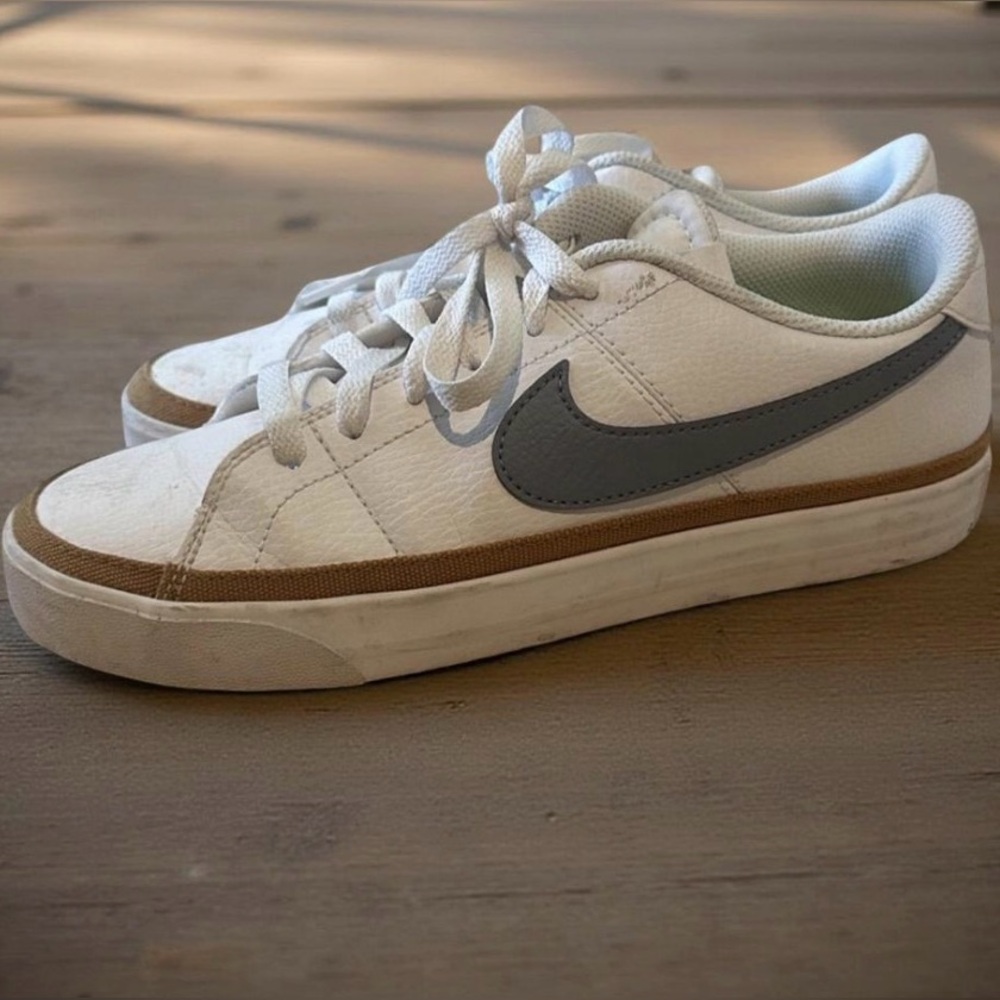 Women’s Nike Shoes Size 7.5